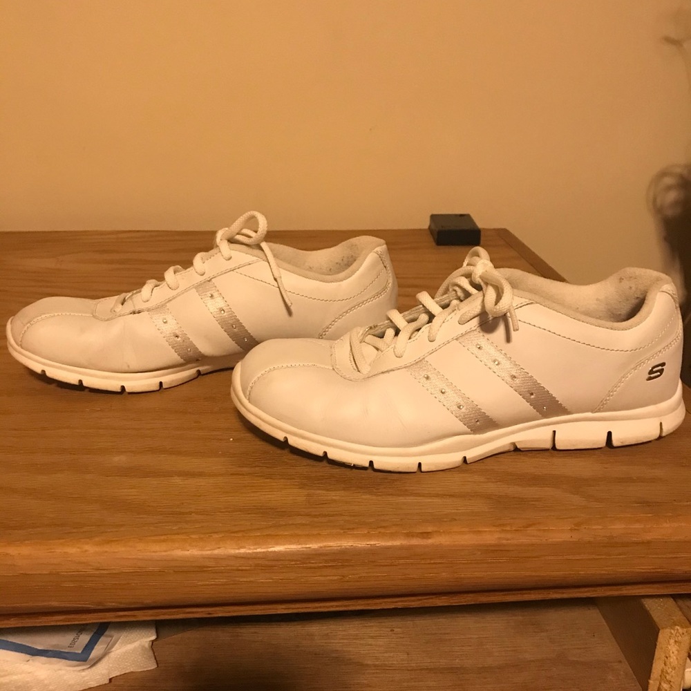 Skechers white Gratis Intention sneakers; size 8